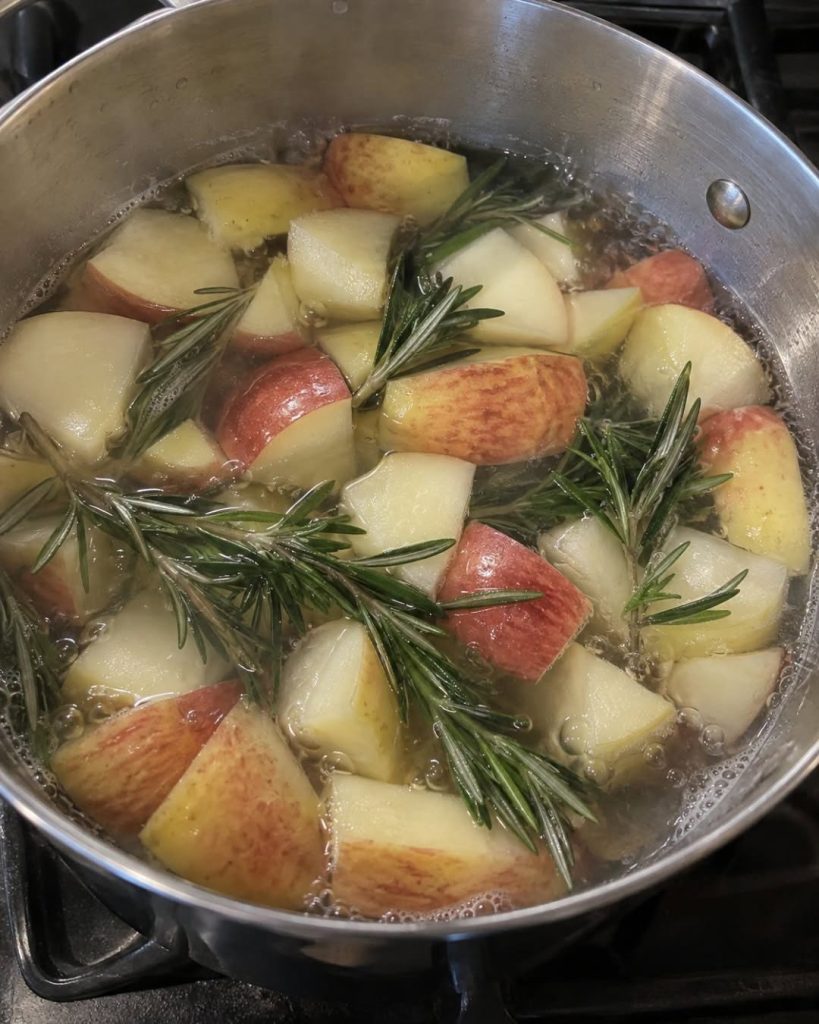 Äpfel und Rosmarin kochen: ein sehr alter Brauch, den unsere Großmütter oft pflegten.